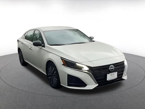 Glacier White 2025 Nissan Altima SV FWD
