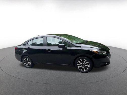 Super Black 2025 Nissan Versa 1.6 SV