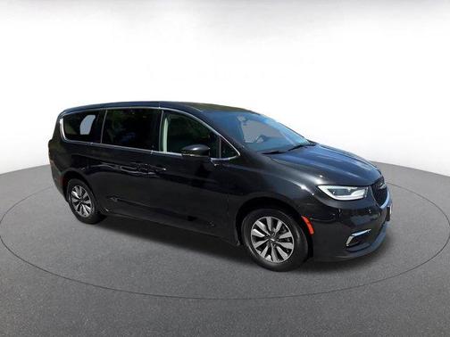 Brilliant Black Crystal Pearlcoat 2023 Chrysler Pacifica Hybrid Touring L