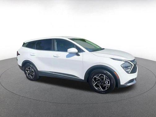 Glacial White Pearl 2025 Kia Sportage LX