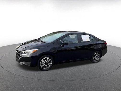 Super Black 2025 Nissan Versa 1.6 SV