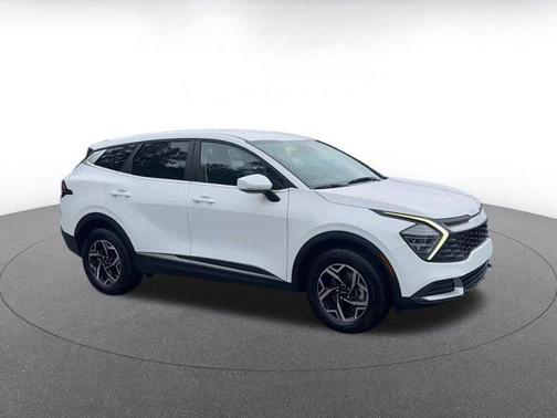 Glacial White Pearl 2025 Kia Sportage LX