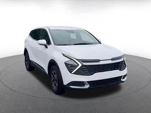 Glacial White Pearl 2025 Kia Sportage LX