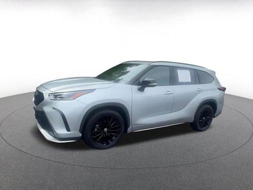 Celestial Silver Metallic 2025 Toyota Highlander XSE