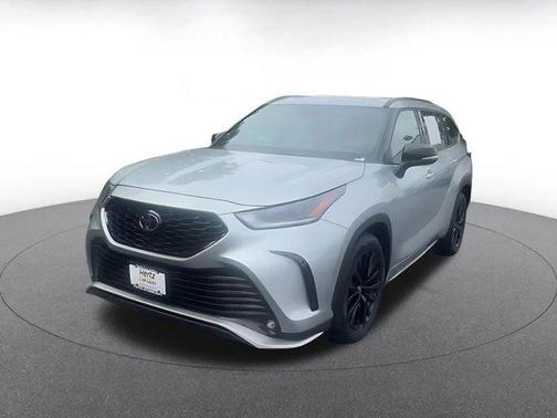 Celestial Silver Metallic 2025 Toyota Highlander XSE