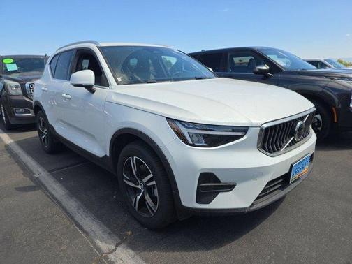 2025 Volvo XC40 B5 Core Bright Theme