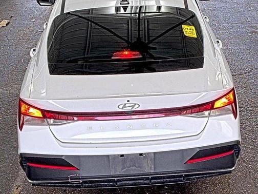 White 2024 Hyundai ELANTRA SE