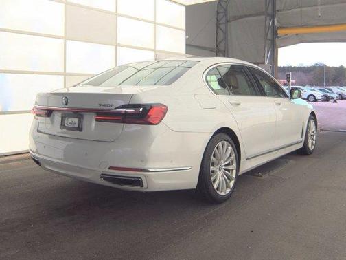2022 BMW 740 i
