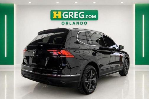 Deep Black Pearl Effect 2022 Volkswagen Tiguan 2.0T SE