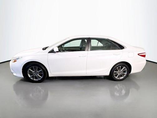 Super White 2017 Toyota Camry SE