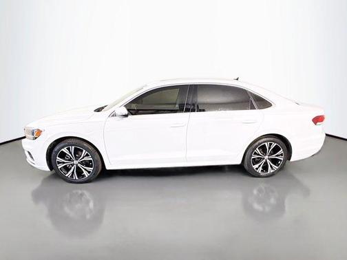 Pure White 2022 Volkswagen Passat 2.0T SE