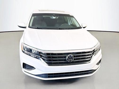 Pure White 2022 Volkswagen Passat 2.0T SE