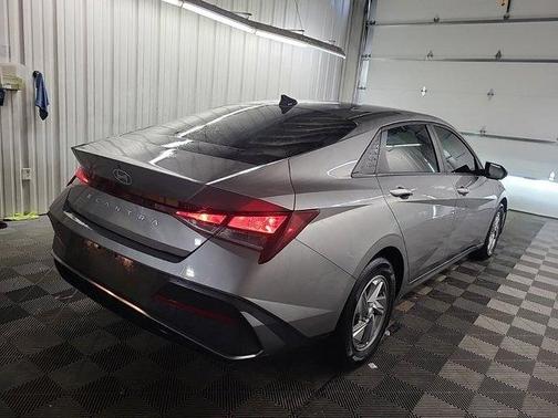 Metal 2024 Hyundai ELANTRA SE