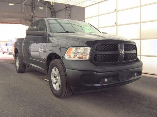 Brilliant Black Crystal Pearlcoat 2018 RAM 1500 ST