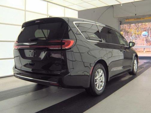 2023 Chrysler Pacifica Touring-L