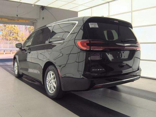 2023 Chrysler Pacifica Touring-L