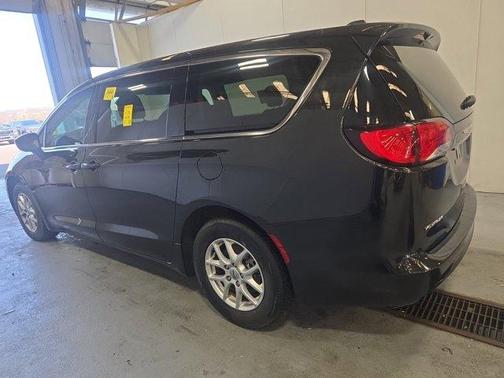 Brilliant Black Crystal Pearlcoat 2023 Chrysler Voyager LX