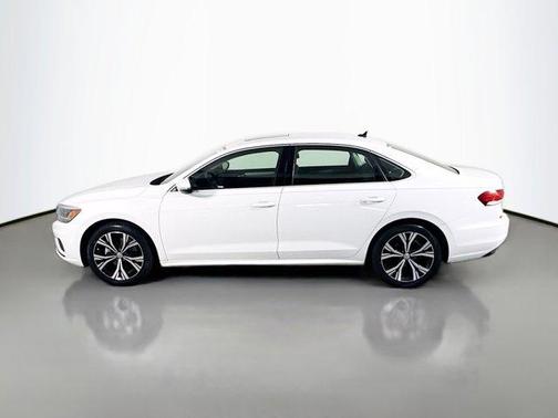 Pure White 2021 Volkswagen Passat 2.0T SE