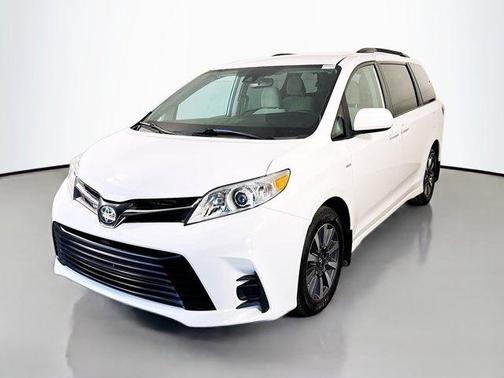 Super White 2020 Toyota Sienna LE