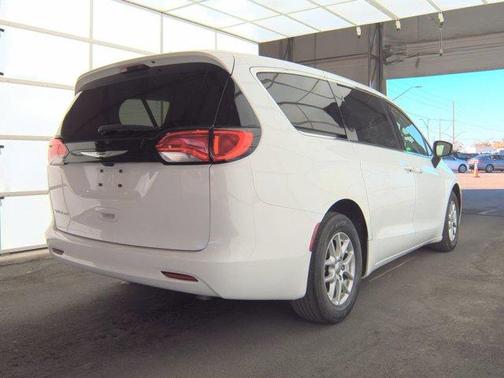 2022 Chrysler Voyager LX