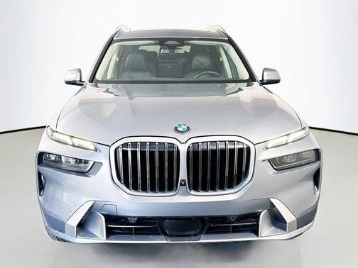 Gray Metallic 2025 BMW X7 xDrive40i