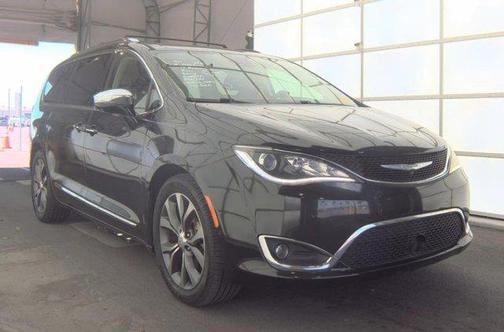 Brilliant Black Crystal Pearlcoat 2017 Chrysler Pacifica Limited