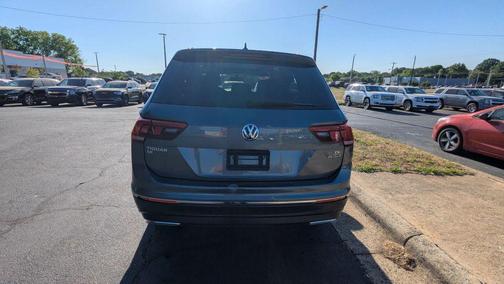 Platinum Gray Metallic 2018 Volkswagen Tiguan 2.0T SE 4MOTION
