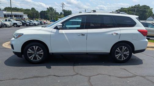 White 2017 Nissan Pathfinder SV