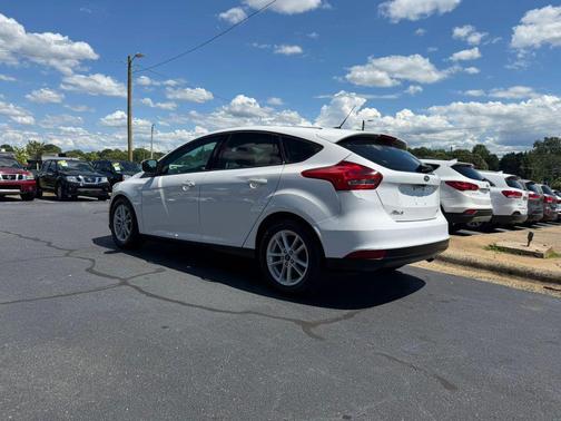 Oxford White 2018 Ford Focus SE