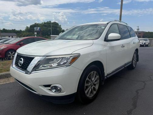 White 2015 Nissan Pathfinder SL