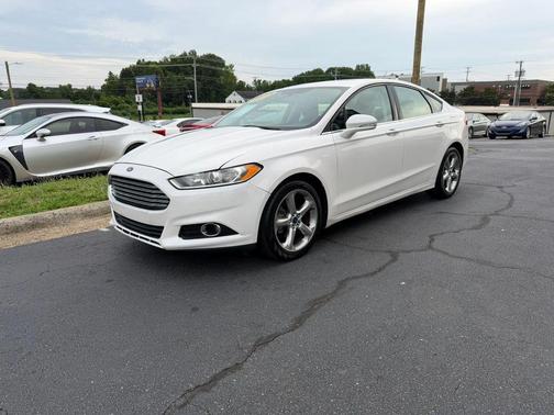 White 2015 Ford Fusion SE