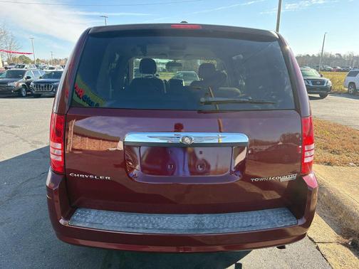 2010 Chrysler Town & Country New LX