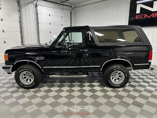 1989 Ford Bronco XLT 2D Utility 4WD