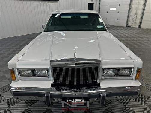 1989 Lincoln Town Car Base 4D Sedan