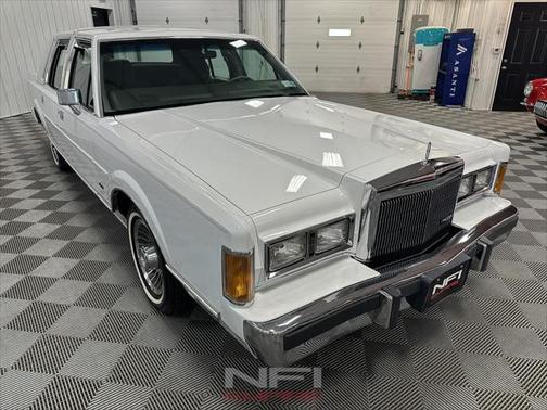 1989 Lincoln Town Car Base 4D Sedan