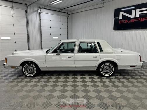 1989 Lincoln Town Car Base 4D Sedan