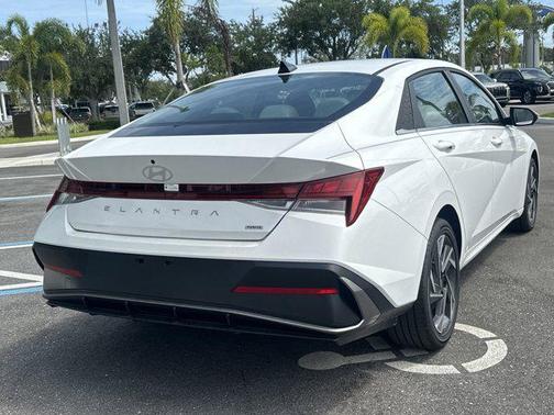 2025 Hyundai ELANTRA Limited