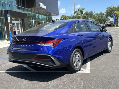 2025 Hyundai ELANTRA SE