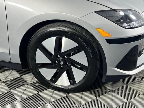 2024 Hyundai IONIQ 6 SE Standard Range