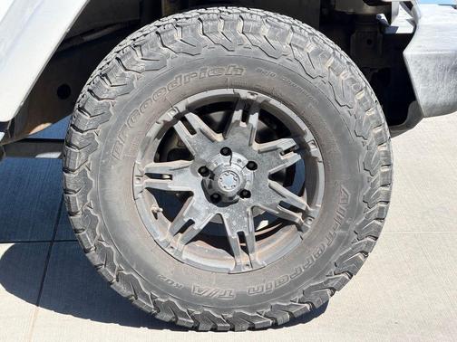 Bright Silver Metallic Clearcoat 2009 Jeep Wrangler Unlimited Sahara