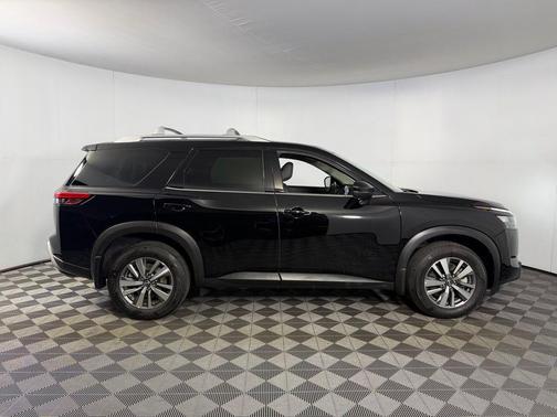 Super Black 2025 Nissan Pathfinder SL FWD