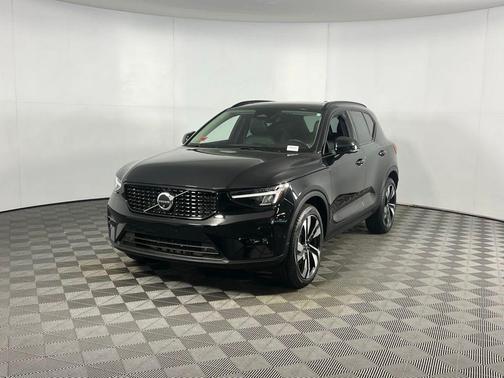 2025 Volvo XC40 B5 Plus Dark Theme