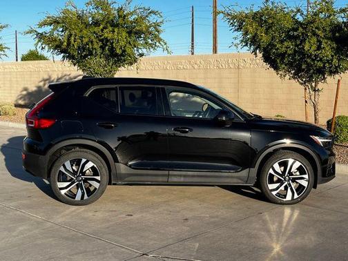 2025 Volvo XC40 B5 Plus Dark Theme