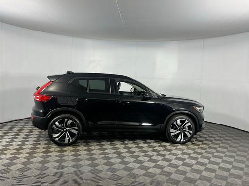 2025 Volvo XC40 B5 Plus Dark Theme