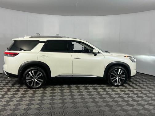 2024 Nissan Pathfinder Platinum FWD