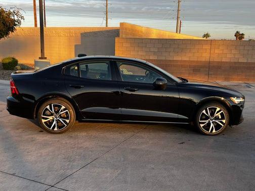 2024 Volvo S60 B5 Core Dark Theme