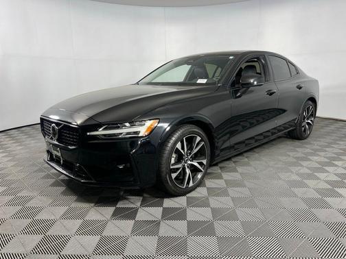 2024 Volvo S60 B5 Core Dark Theme