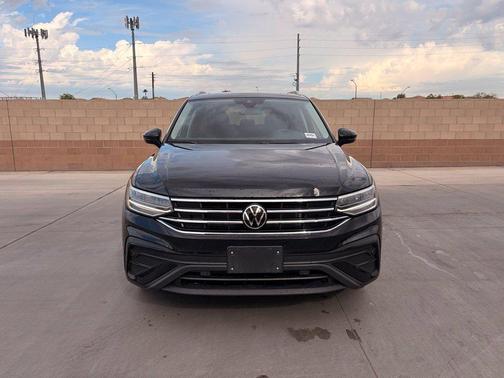 Deep Black Pearl 2023 Volkswagen Tiguan 2.0T SE