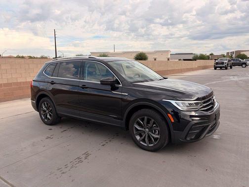 Deep Black Pearl 2023 Volkswagen Tiguan 2.0T SE