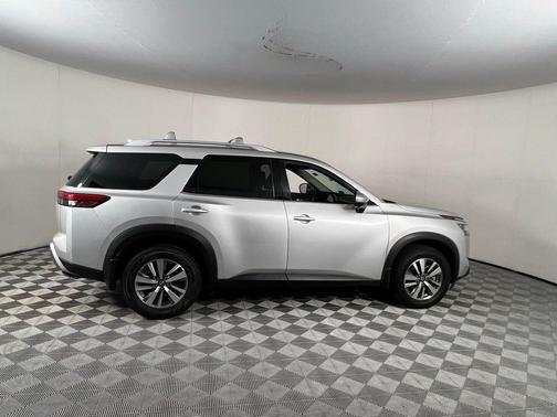 2022 Nissan Pathfinder SL 2WD